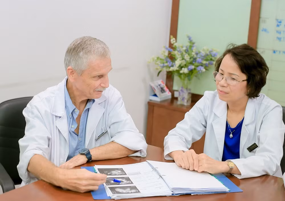 Bác sĩ Jean Clement Sage - chuyên gia hỗ trợ sinh sản người Pháp (trái) đã hỗ trợ Trung tâm hỗ trợ sinh sản Vinmec tiếp cận với phương pháp xét nghiệm rối loạn miễn dịch cho các trường hợp chuyển phôi thất bại nhiều lần