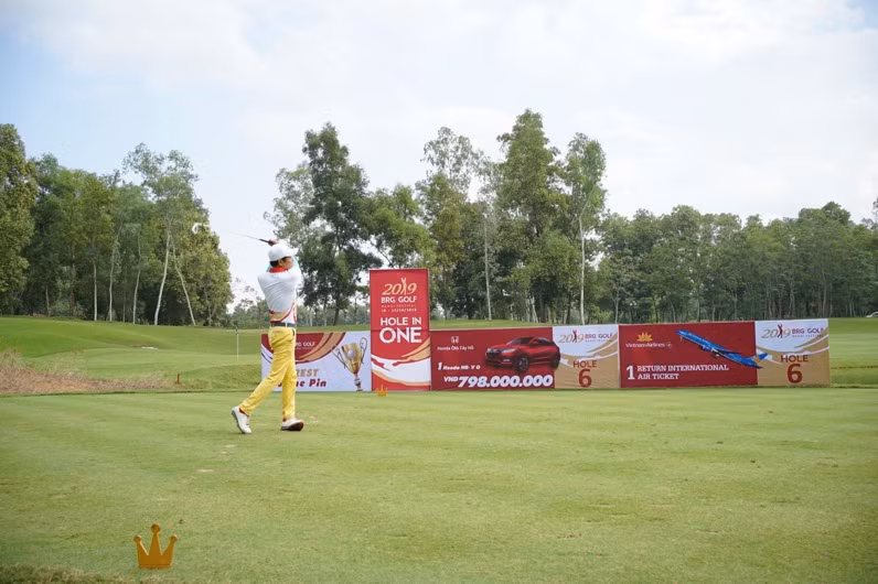Golf thủ chinh phục hố số 6 tại sân Kings Course thuộc BRG Kings Island Golf Resort