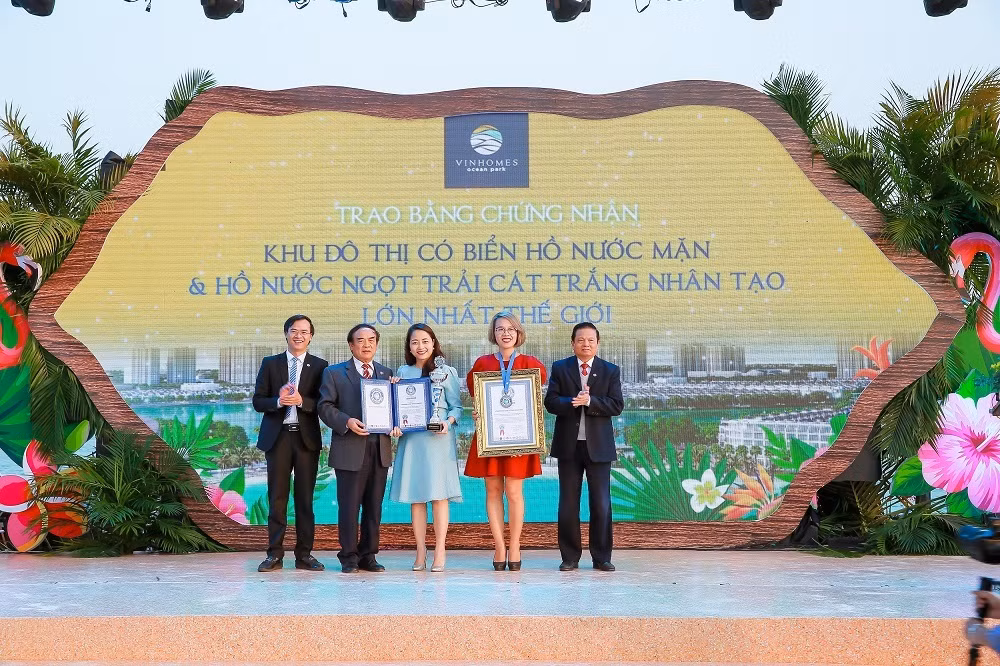 Đại diện Tổ chức Kỷ lục thế giới trao các Kỷ lục cho dự án Thành phố biển hồ Vinhomes Ocean Park