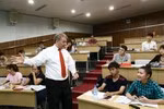 Viên chức phải vận dụng được những kiến thức về ngoại ngữ để nâng cao chất lượng chuyên môn, nghiệp vụ mới là điều thiết thực nhất. (Ảnh minh họa: Chinhphu.vn)