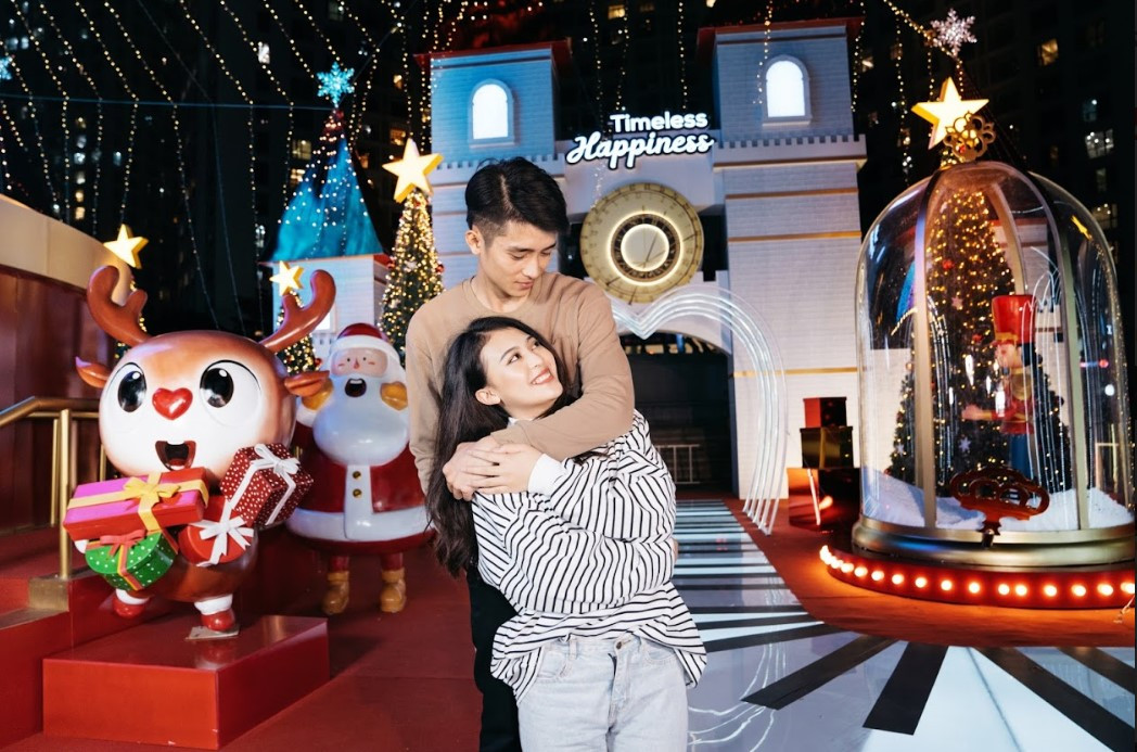 Các bạn có còn nhớ chú tuần lộc Hope đáng yêu tặng quà cho ông già Noel năm 2018?