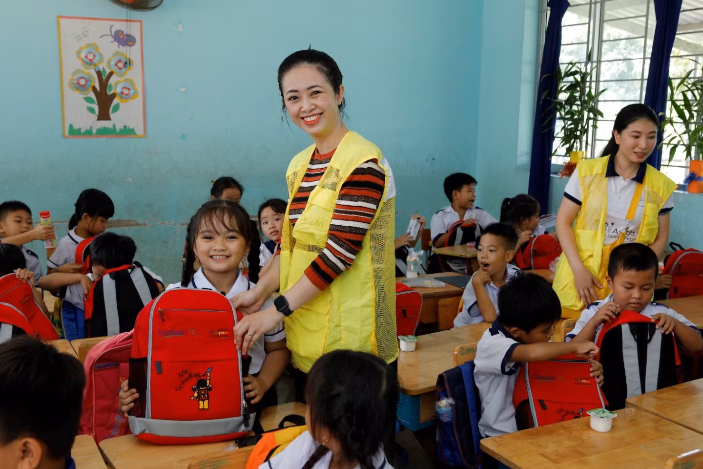 Nhân viên CapitaLand giao lưu cùng học sinh trong chuyến thăm Trường Tiểu học Thạnh Phước (Long An) vào ngày 25/10 vừa qua Nhân viên CapitaLand giao lưu cùng học sinh trong chuyến thăm Trường Tiểu học Thạnh Phước (Long An) vào ngày 25/10 vừa qua