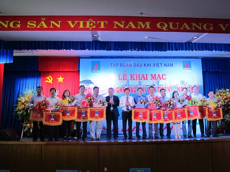 Tặng hoa và cờ cho các đơn vị tham gia hội thi