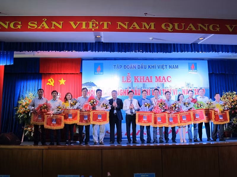 Tặng hoa và cờ cho các đơn vị tham gia hội thi Tặng hoa và cờ cho các đơn vị tham gia hội thi