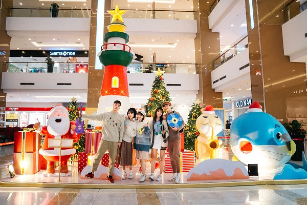Giáng sinh từ đại diện đầy sắc màu khiến các bạn trẻ “trầm trồ” tại Vincom Center Nguyễn Chí Thanh