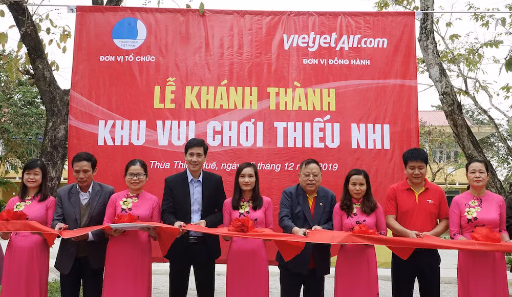 Lãnh đạo Vietjet cùng đại diện địa phương cắt băng khai trương khu vui chơi thiếu nhi tại Trường Tiểu học Quảng Thọ