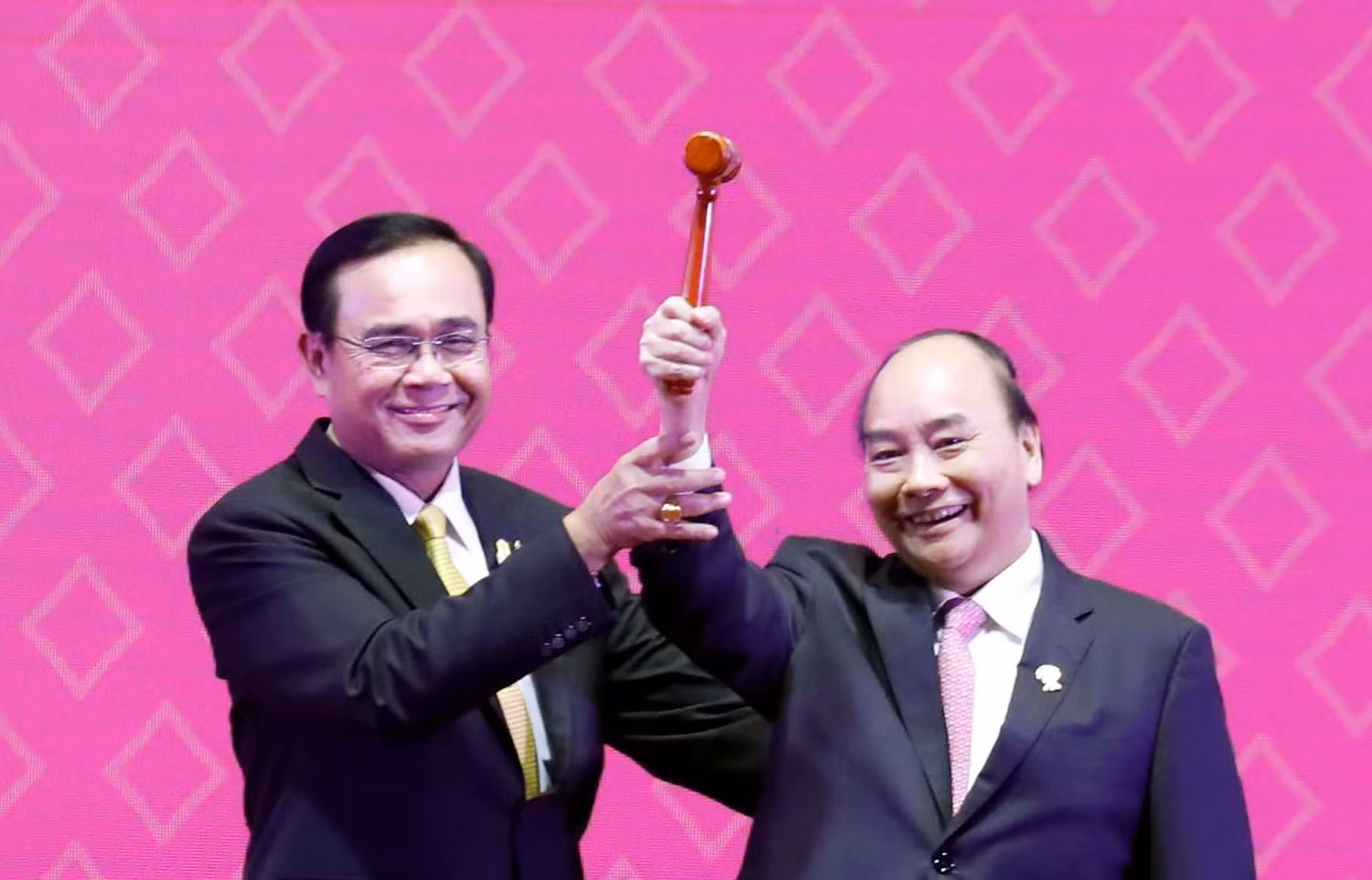 Thủ tướng Nguyễn Xuân Phúc chính thức tiếp nhận chiếc búa tượng trưng cho chức Chủ tịch ASEAN từ Thủ tướng Thái Lan. Ảnh: VGP