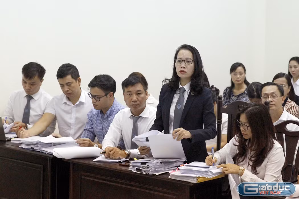 Mặc dù báo cáo tài chính, văn bản xin xác nhận công nợ của chính Tập đoàn FLC đã tự nhận nợ Tập đoàn Hòa Bình 213 tỷ đồng, nhưng tại Tòa, đại diện FLC không chút xấu hổ nói "không nợ nần gì", còn các luật sư thì ra sức cãi vẫn còn tranh chấp, chưa chốt nợ, cũng chưa biết bao giờ chốt hay trả cho Tập đoàn Hòa Bình. Trong ảnh là các luật sư và đại diện của Tập đoàn FLC tại Tòa. Ảnh của Tùng Dương Mặc dù báo cáo tài chính, văn bản xin xác nhận công nợ của chính Tập đoàn FLC đã tự nhận nợ Tập đoàn Hòa Bình 213 tỷ đồng, nhưng tại Tòa, đại diện FLC không chút xấu hổ nói "không nợ nần gì", còn các luật sư thì ra sức cãi vẫn còn tranh chấp, chưa chốt nợ, cũng chưa biết bao giờ chốt hay trả cho Tập đoàn Hòa Bình. Trong ảnh là các luật sư và đại diện của Tập đoàn FLC tại Tòa. Ảnh của Tùng Dương