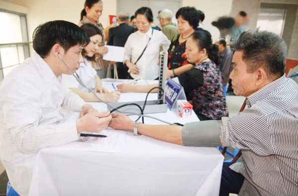 Thủ tướng Chính phủ yêu cầu Bộ Y tế nghiên cứu, tham khảo các nội dung báo chí phản ánh về tình trạng thiếu bác sĩ và giá dịch vụ giường bệnh bất hợp lý. (Ảnh minh hoạ: VGP) Thủ tướng Chính phủ yêu cầu Bộ Y tế nghiên cứu, tham khảo các nội dung báo chí phản ánh về tình trạng thiếu bác sĩ và giá dịch vụ giường bệnh bất hợp lý. (Ảnh minh hoạ: VGP)