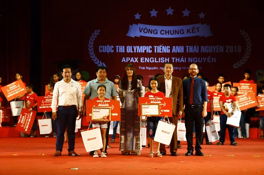 Hai bạn Vũ Ngọc Xuân Hồng (thứ 5 từ trái qua) và Vũ Minh Thu trở thành chủ nhân giải Nhất và giải Nhì Olympic Tiếng Anh Thái Nguyên 2019.
