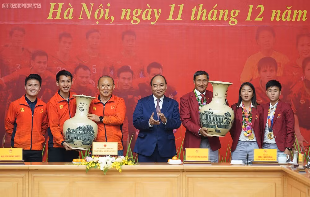 Phát biểu tại cuộc gặp mặt, Thủ tướng Nguyễn Xuân Phúc nhấn mạnh: “Chính các bạn đã mang vinh quang về cho Tổ quốc Việt Nam yêu dấu, chính các bạn đã góp phần làm rạng rỡ non sông đất Việt”. Ảnh: Chinhphu.vn