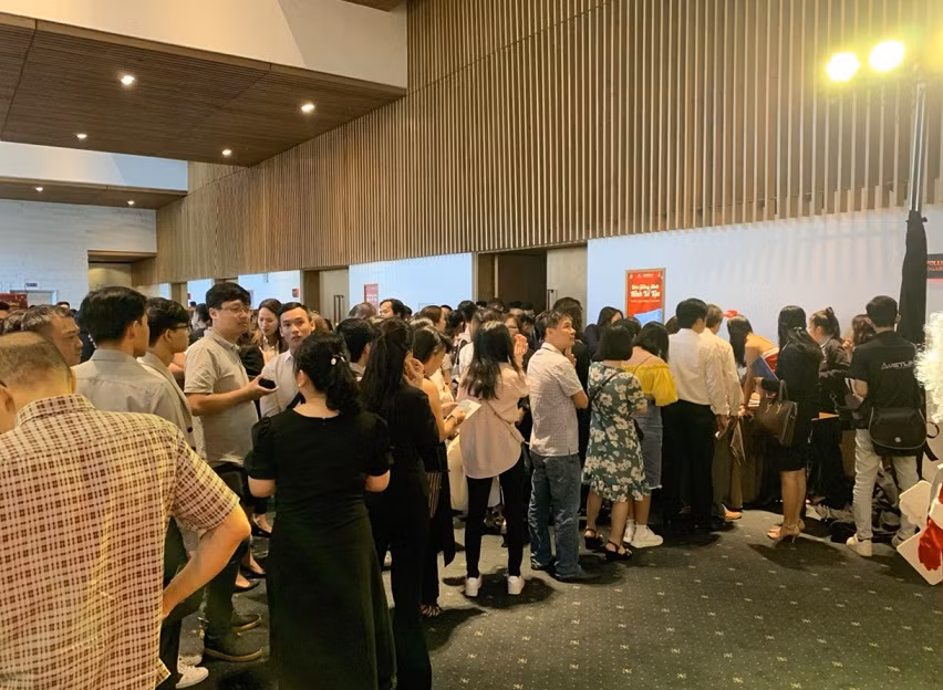 Xếp hàng dài chờ đến lượt được “check in” Xếp hàng dài chờ đến lượt được “check in”