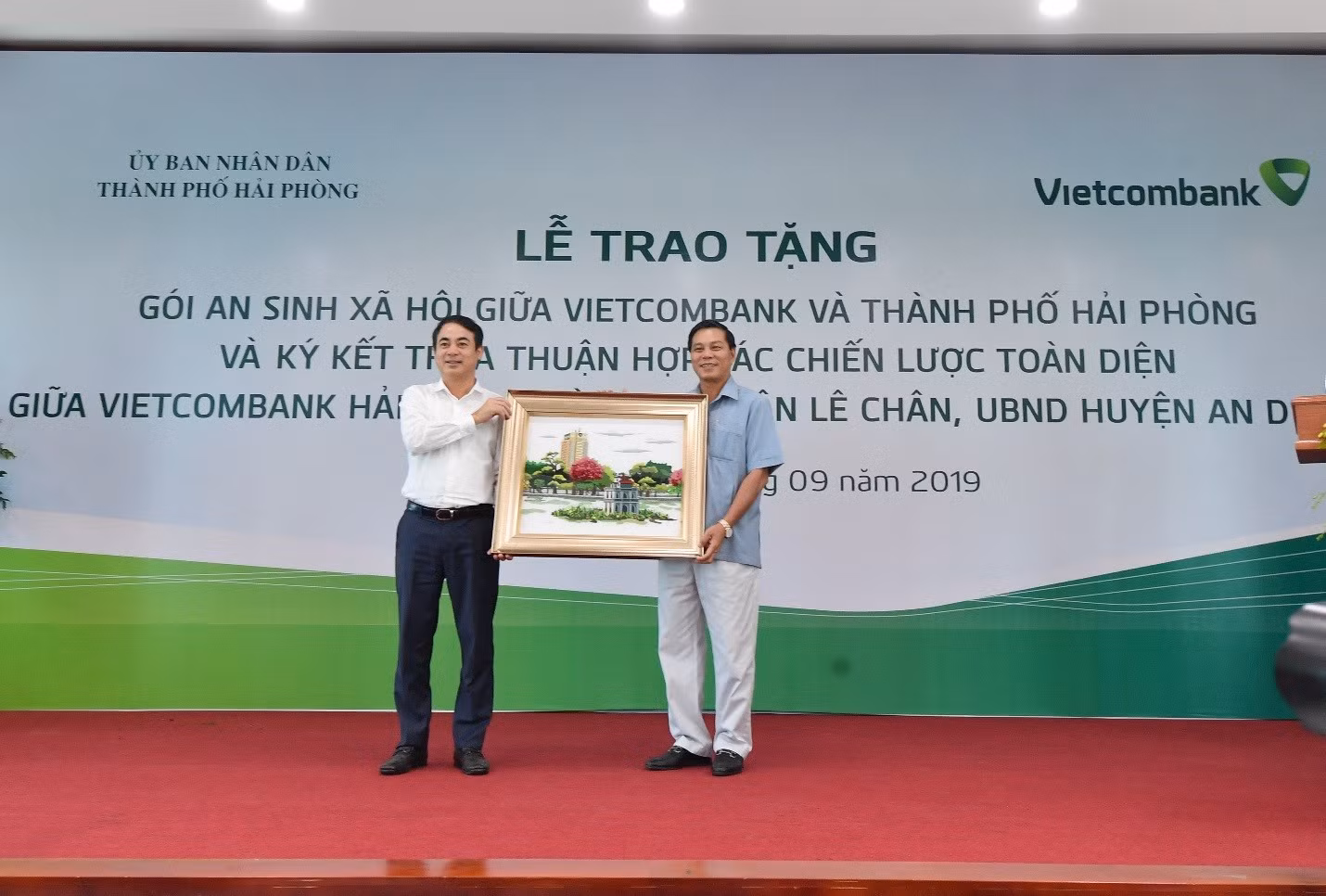 Đại diện lãnh đạo 2 bên trao quà lưu niệm tại buổi lễ