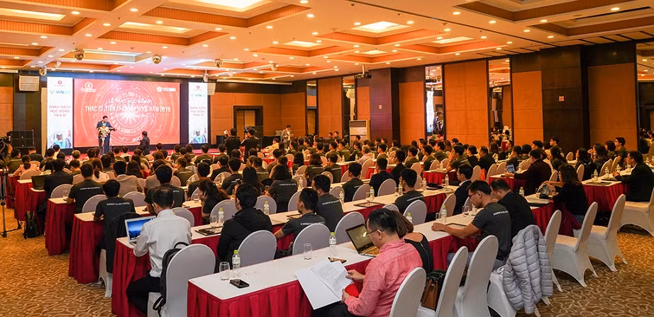 Toàn cảnh lễ trao học bổng của Quỹ Đổi mới sáng tạo Vingroup cho 160 thạc sỹ, tiến sỹ xuất sắc. Toàn cảnh lễ trao học bổng của Quỹ Đổi mới sáng tạo Vingroup cho 160 thạc sỹ, tiến sỹ xuất sắc.