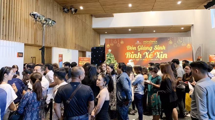 Rất đông khách hàng có mặt tại sảnh sự kiện từ sớm Rất đông khách hàng có mặt tại sảnh sự kiện từ sớm