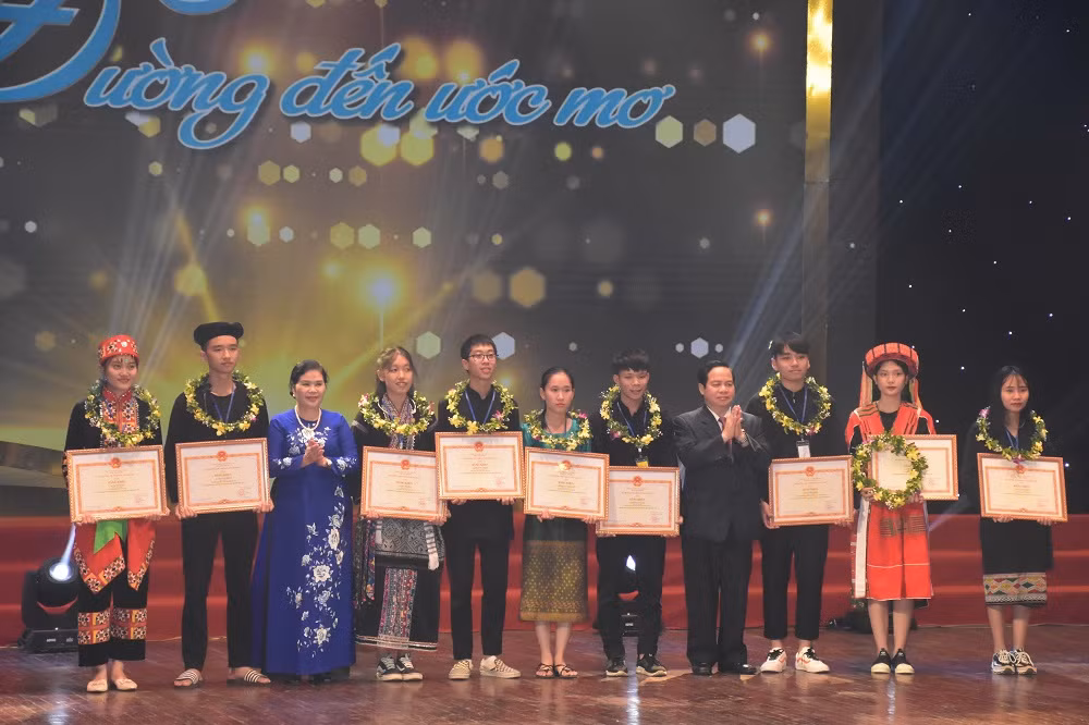 Các em dân tộc thiểu số dưới 10.000 người đạt kết quả cao trong kỳ thi đại học năm 2019. (Ảnh: Đức Minh)