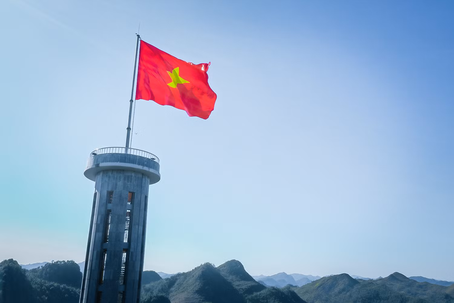 Cột cờ Lũng Cú được coi là biểu tượng linh thiêng của Tổ quốc. Với độ cao khoảng 1.500m so với nước biển, từ cột cờ có thể nhìn xuống núi non trùng điệp xen kẽ với những thửa ruộng bậc thang. Hai ao nước bên núi không bao giờ cạn, được gọi là mắt rồng. Cột cờ Lũng Cú được coi là biểu tượng linh thiêng của Tổ quốc. Với độ cao khoảng 1.500m so với nước biển, từ cột cờ có thể nhìn xuống núi non trùng điệp xen kẽ với những thửa ruộng bậc thang. Hai ao nước bên núi không bao giờ cạn, được gọi là mắt rồng.