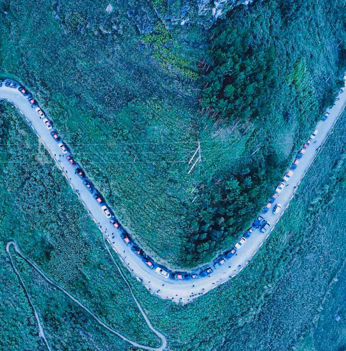 In dấu trên những cung đèo nổi tiếng Hà Giang như núi đôi Quản Bạ, rừng thông Yên Minh, phố cổ Đồng Văn, đèo Mã Pí Lèng…, là hình ảnh ấn tượng của “đoàn xe Quốc kỳ”. In dấu trên những cung đèo nổi tiếng Hà Giang như núi đôi Quản Bạ, rừng thông Yên Minh, phố cổ Đồng Văn, đèo Mã Pí Lèng…, là hình ảnh ấn tượng của “đoàn xe Quốc kỳ”.