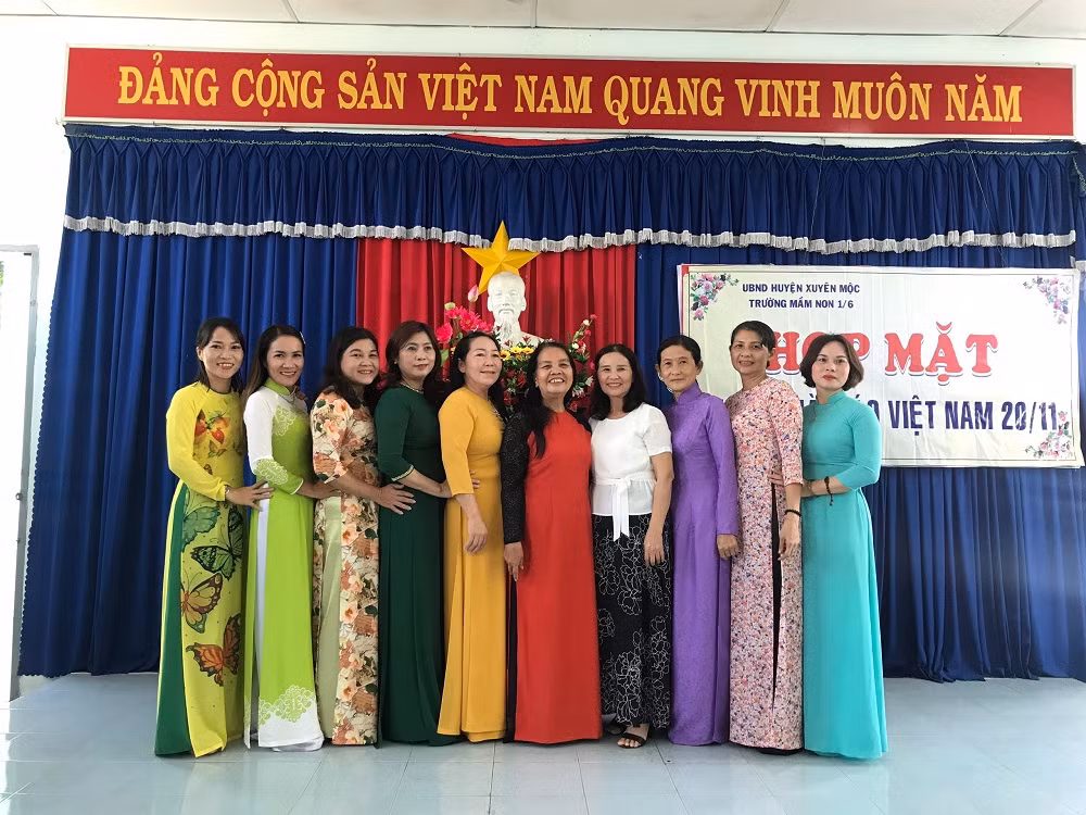 Cô giáo Thủy cùng các thế hệ giáo viên công tác tại trường Mầm Non 1/6. (Ảnh do tác giả cung cấp) Cô giáo Thủy cùng các thế hệ giáo viên công tác tại trường Mầm Non 1/6. (Ảnh do tác giả cung cấp)