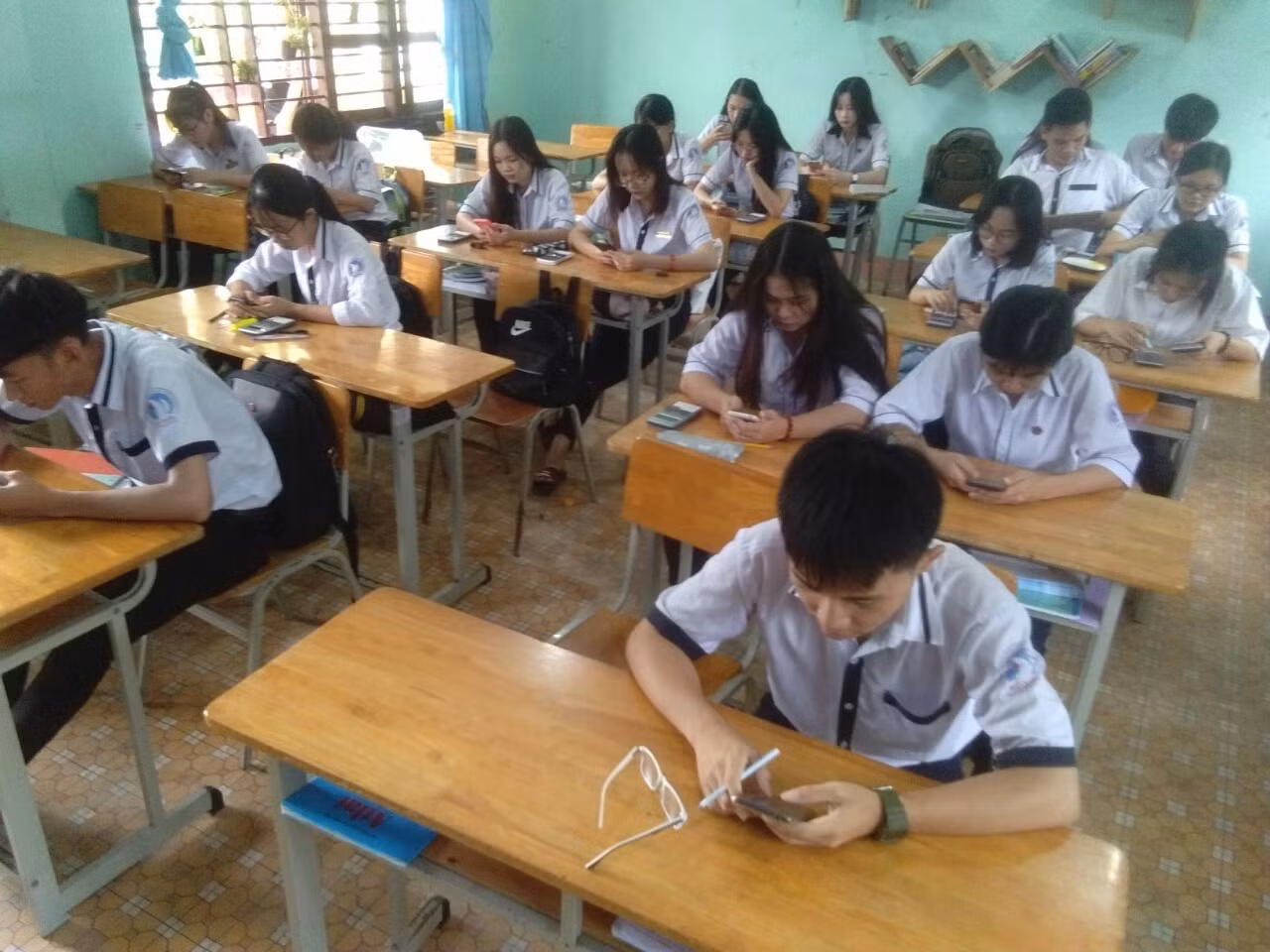 Học sinh thí điểm làm kiểm tra 15 phút môn Hóa học trên điện thoại di động