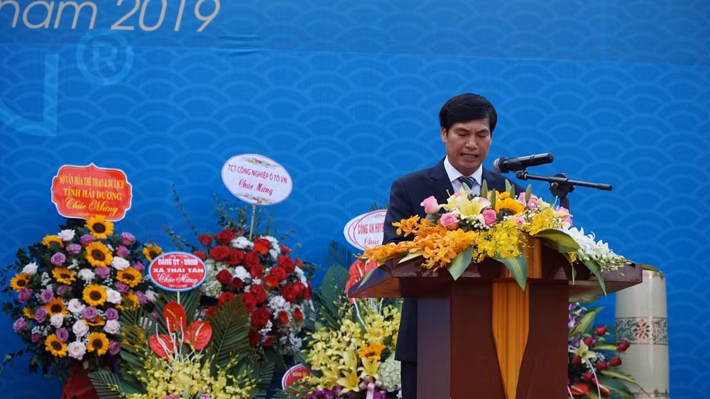 Ông Nguyễn Hữu Thức - Tổng giám đốc Công ty Cổ phần Gốm Chu Đậu phát biểu tại buổi lễ trao quyết định “Điểm du lịch làng nghề Gốm Chu Đậu”