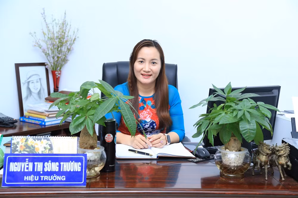 Cô Nguyễn Thị Sông Thương, Bí thư chi bộ, Hiệu trưởng Trường Trung học cơ sở Nguyễn An Ninh - Thành phố Vũng Tàu Cô Nguyễn Thị Sông Thương, Bí thư chi bộ, Hiệu trưởng Trường Trung học cơ sở Nguyễn An Ninh - Thành phố Vũng Tàu
