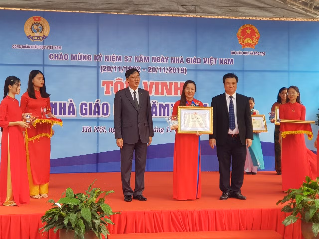 Cô Sông Thương trong Lễ tôn vinh nhà giáo năm 2019 Cô Sông Thương trong Lễ tôn vinh nhà giáo năm 2019