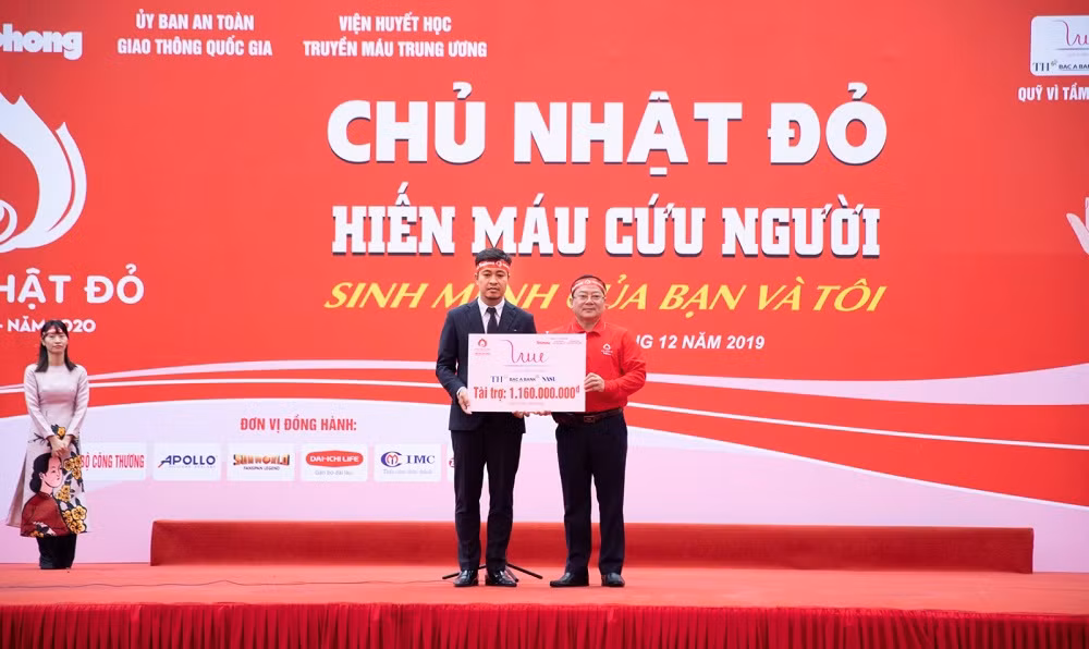 Đại diện Quỹ Vì Tầm Vóc Việt trao biển tài trợ cho Chương trình Chủ nhật Đỏ 2020 Đại diện Quỹ Vì Tầm Vóc Việt trao biển tài trợ cho Chương trình Chủ nhật Đỏ 2020