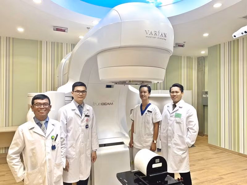 Đi đầu cập nhật tiến bộ trong điều trị ung thư, Bệnh viện Vinmec Central Park đã trang bị Máy xạ trị Truebeam của hãng Varian (Mỹ) là máy hiện đại nhất Đông Nam Á cho điều trị ung thư Đi đầu cập nhật tiến bộ trong điều trị ung thư, Bệnh viện Vinmec Central Park đã trang bị Máy xạ trị Truebeam của hãng Varian (Mỹ) là máy hiện đại nhất Đông Nam Á cho điều trị ung thư