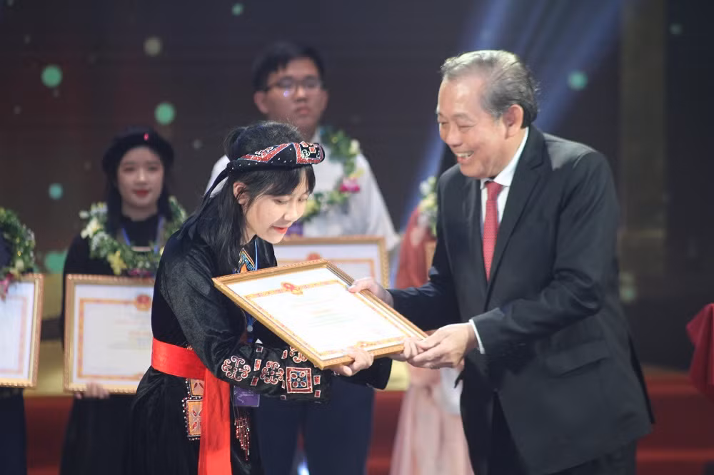 Phó Thủ tướng Trương Hòa Bình trao bằng khen cho các em học sinh đạt giải Nhất, Nhì cuộc thi học sinh giỏi quốc gia năm học 2018-2019. (Ảnh: Lê Huy)