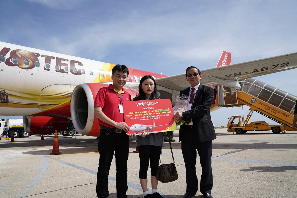 Phó Tổng Giám đốc Vietjet Đỗ Xuân Quang chào đón hai vị khách đặc biệt