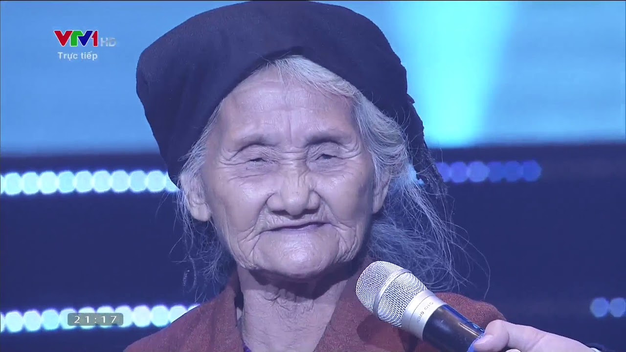 Cụ Đỗ Thị Mơ (quê Thanh Hóa) từng đề nghị chính quyền đưa mình ra khỏi danh sách hộ nghèo. (Ảnh: VTV)