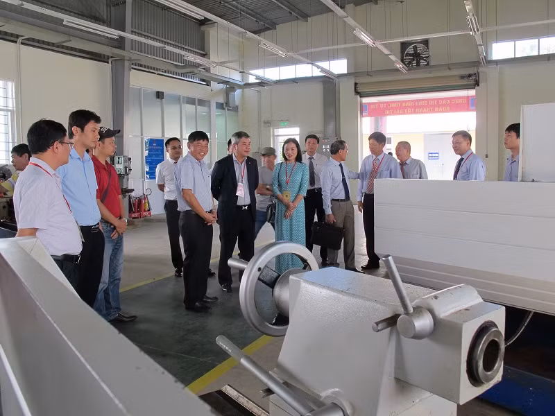Các đại biểu tham quan trường thi Các đại biểu tham quan trường thi