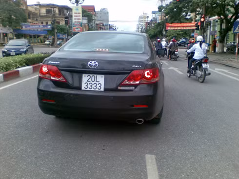 Không xếp vào hàng hạng sang nhưng Toyota Camry vẫn nằm trong danh sách nhờ chiếc biển tứ quý "tài".