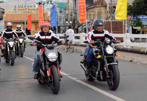 Yamaha V-max sánh đôi cùng "đối thủ" Ducati Diavel. Yamaha V-max sánh đôi cùng "đối thủ" Ducati Diavel.