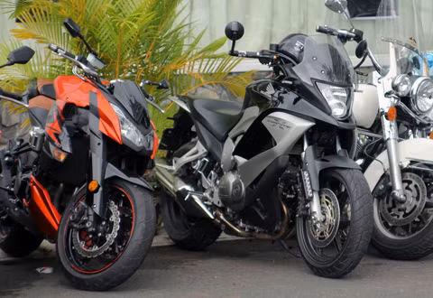 Kawasaki Z1000 bên cạnh Honda Crossrunner. Kawasaki Z1000 bên cạnh Honda Crossrunner.