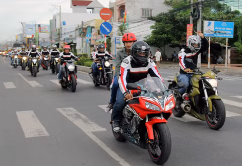 Đoàn mô tô phân khối của các câu lạc bộ đi qua các tuyến phố tại Long Xuyên. Đoàn mô tô phân khối của các câu lạc bộ đi qua các tuyến phố tại Long Xuyên.