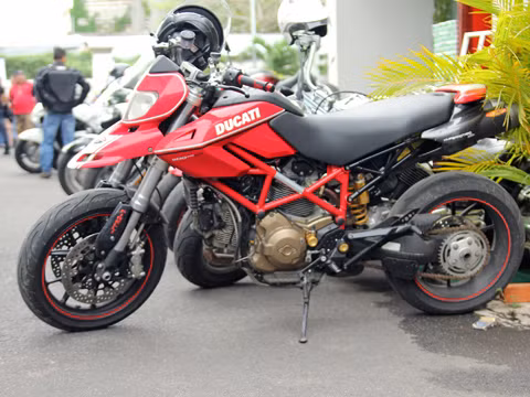 Một chiếc Ducati Hypermotard 1100. Một chiếc Ducati Hypermotard 1100.