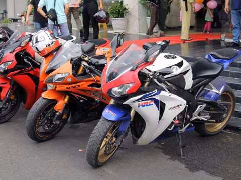 Những chiếc Sportbike khoe dáng. Những chiếc Sportbike khoe dáng.
