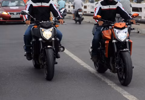 Một cặp Yamaha FZ6. Một cặp Yamaha FZ6.