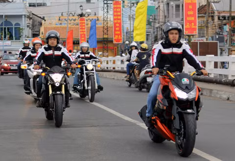 "Kẻ tám lạng, người nửa cân" Kawasaki Z1000 và Honda CB1000. "Kẻ tám lạng, người nửa cân" Kawasaki Z1000 và Honda CB1000.