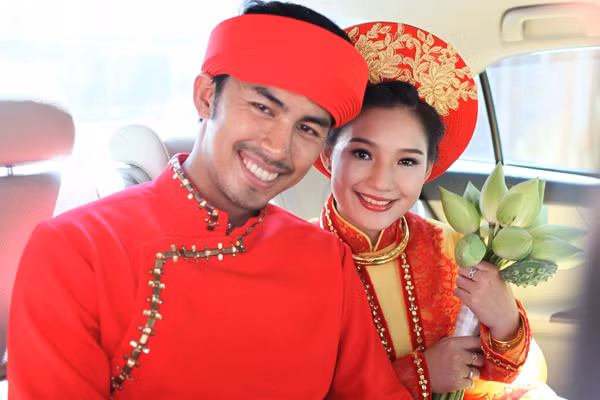 Duy Nhân hạnh phúc ngày lên xe hoa cùngcô gái sinh năm 1991. Duy Nhân hạnh phúc ngày lên xe hoa cùngcô gái sinh năm 1991.