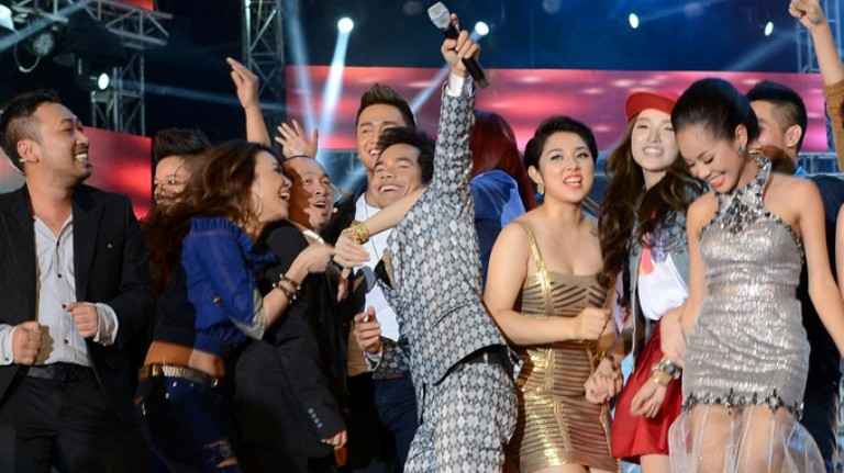 Ya Suy (cầm micrô) - thần tượng “chân đất” đầu tiên của Vietnam Idol Ya Suy (cầm micrô) - thần tượng “chân đất” đầu tiên của Vietnam Idol