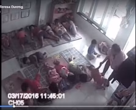Hành động mô tả hành động xách trẻ lên bằng 1 tay của cô giáo mầm non (Ảnh từ video clip) Hành động mô tả hành động xách trẻ lên bằng 1 tay của cô giáo mầm non (Ảnh từ video clip)