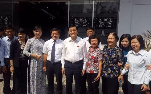 Chủ tịch nước Trương Tấn Sang và các cử tri trong buổi tiếp xúc cuối cùng của nhiệm kỳ (Ảnh: P.L)