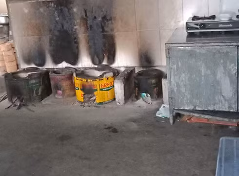 Căng tin này trước đây sử dụng bếp than tổ ong để đun nấu, tạo thành khói đen ám trên tường (ảnh: P.L)