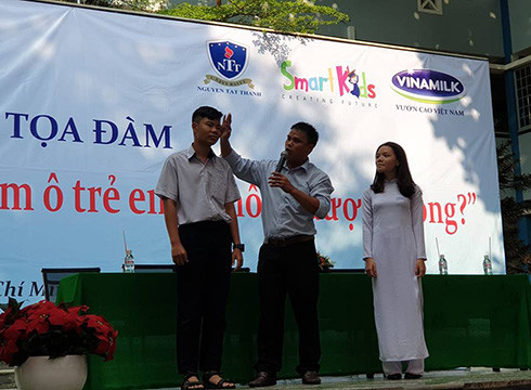 Võ sư Trần Trung Sơn hướng dẫn cho học sinh cách phòng chống xâm hại tình dục (ảnh: P.L)