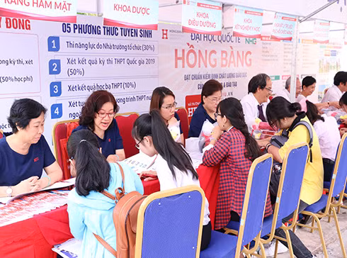 Gian hàng tư vấn của Trường Đại học Quốc tế Hồng Bàng luôn thu hút đông học sinh, phụ huynh (ảnh: HIU)