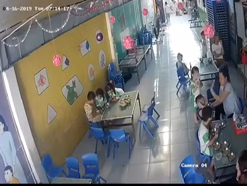 Cảnh tượng cô giáo Y. đánh trẻ mầm non ở nhóm trẻ Hoa Bách Hợp (ảnh chụp màn hình từ clip trên mạng xã hội) Cảnh tượng cô giáo Y. đánh trẻ mầm non ở nhóm trẻ Hoa Bách Hợp (ảnh chụp màn hình từ clip trên mạng xã hội)