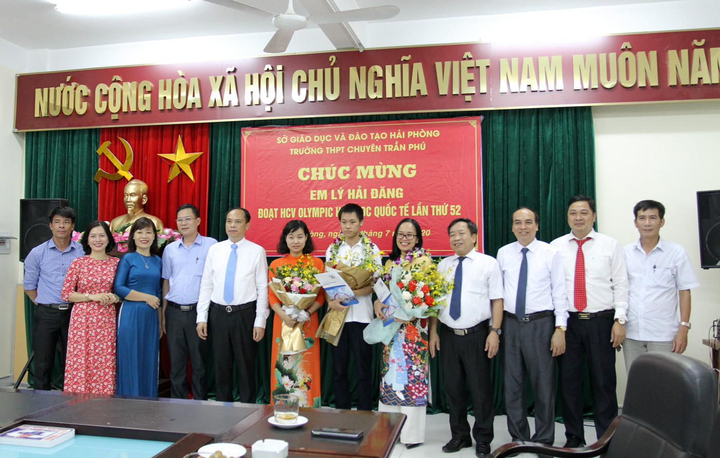 Lãnh đạo Sở Giáo dục và Đào tạo Hải Phòng chụp ảnh lưu niệm cùng em Lý Hải Đăng cùng các thầy cô giáo Trường trung học phổ thông chuyên Trần Phú (Ảnh: Lã Tiến)